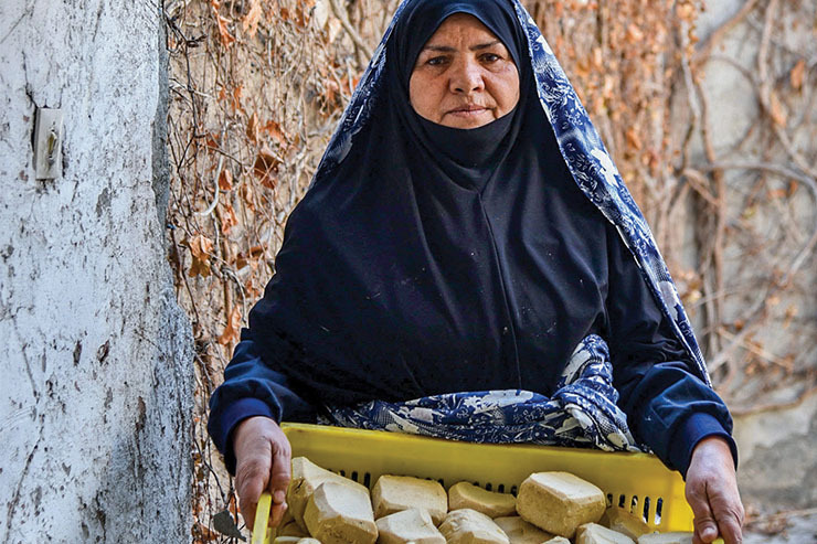 مادر محمد میراث‌دار صابون ‌پزی سنتی طرق است