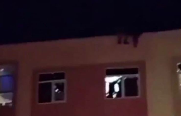 خودکشی هولناک ۳ دختر از روی پشت بام یک ساختمان در دهدشت + فیلم