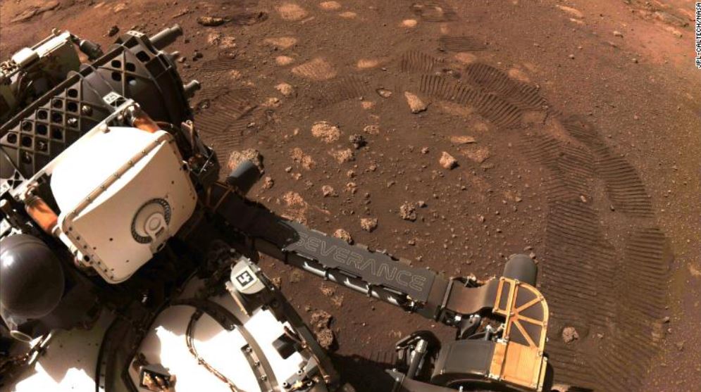 مریخ نورد استقامت با حسگر SHERLOC در مریخ به دنبال حیات می‌گردد