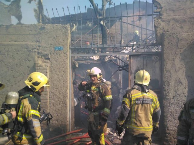 آتش سوزی در انبار پنبه در خیابان مولوی تهران + فیلم و عکس