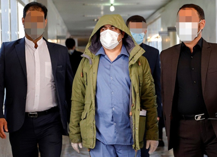 روح الله زم با ماسک و دستکش در دادگاه+تصاویر