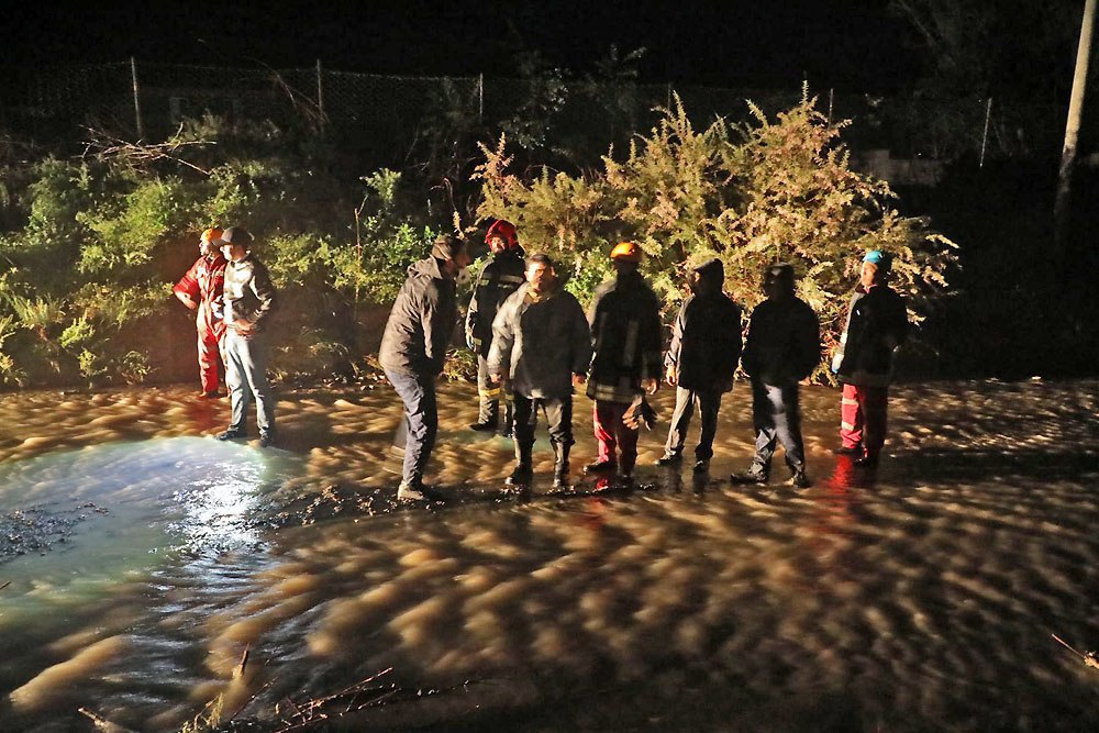 امداد رسانی آتش نشانان به ۱۰ گرفتار در سیلاب روستای شلگرد در منطقه هفت حوض مشهد