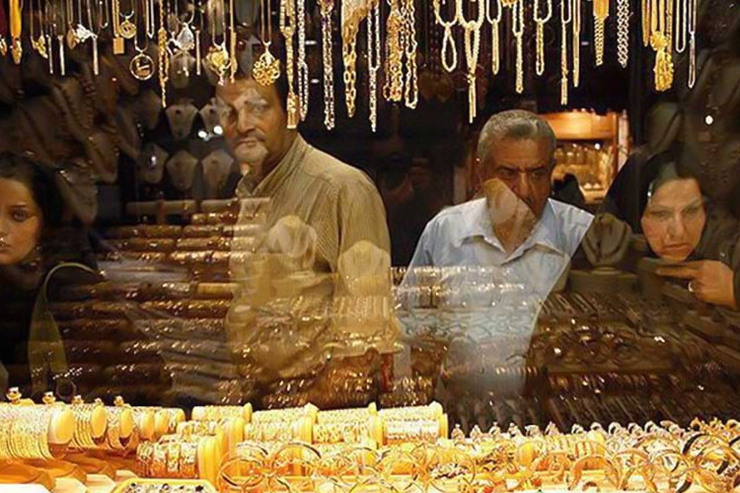 مراجعه بیش‌از حد مردم برای فروش طلا در مشهد/طلافروشی‌ها مشکل نقدینگی دارند