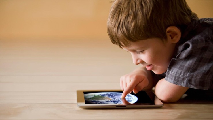 مراقبت از خطرات دنیای آنلاین در کودکان