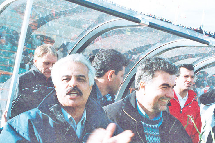 قاب خاطره/عکسی از حضور ۲ پیش‌کسوت فوتبال مشهد در حاشیه دیدار ابومسلم و پرسپولیس در اوایل دهه۸۰