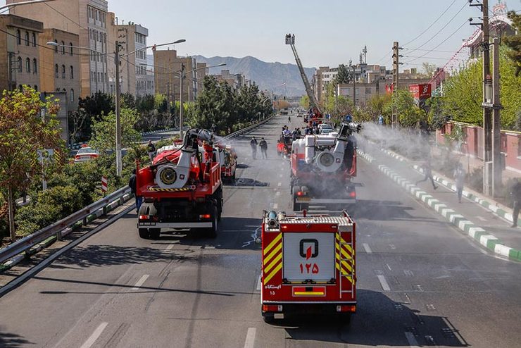 ضدعفونی معابر مشهد با مشارکت ۱۰۰۰ آتش‌نشان داوطلب