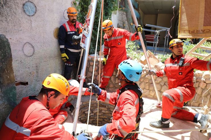 نجات مقنی گرفتار از عمق ۶۰ متری چاه در حومه مشهد