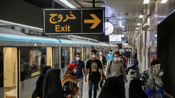 توزیع ماسک رایگان در ایستگاه‌های قطارشهری مشهد