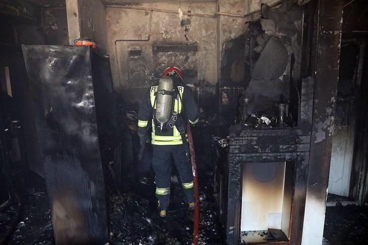 مهار آتش سوزی منزل مسکونی در ساختمان ۷ طبقه در غرب مشهد