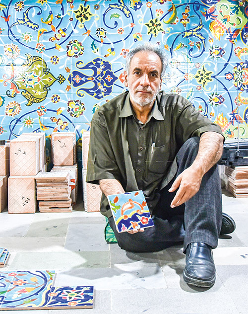 کارگاه هفت رنگ ۱۱۸ ساله | روایت گذران یک روز در مجموعه کاشی‌پزی | شهرآرانیوز