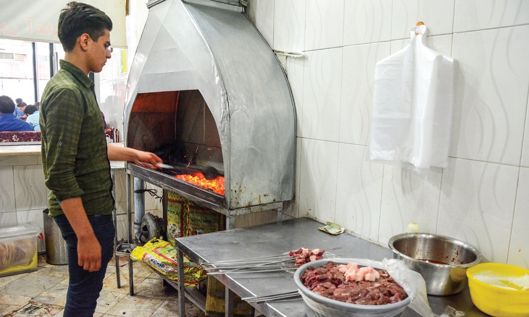 قابُلی غذای محبوب افغانستانی‌ها| استقبال مشهدی‌ها از رستوران‌های افغانستانی در گلشهر