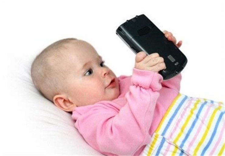 سرطان در کودکان در حال افزایش است | کودکان را از تلفن همراه دور کنیم