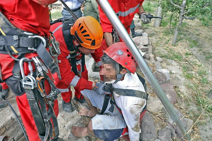 نجات فرد گرفتار در عمق چاه ۸۰ متری از چنگال مرگ