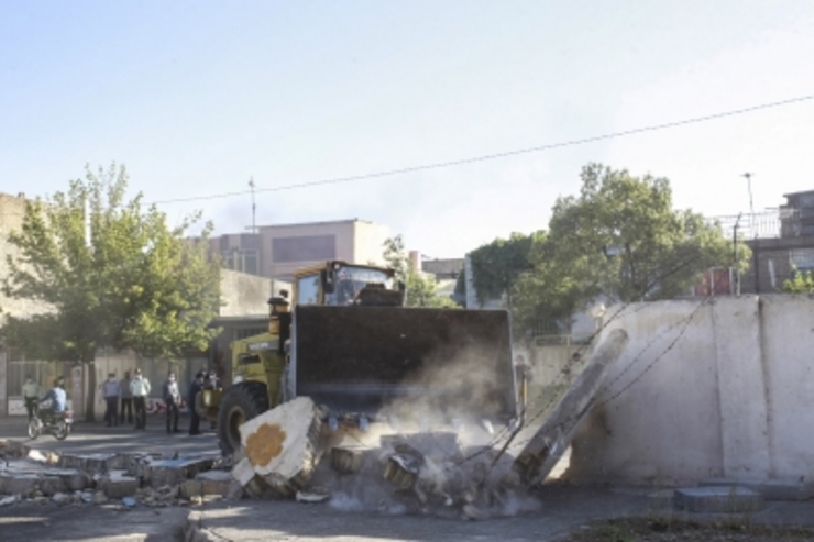 دیوار حائل شهرک پردیس و شهرک شهید بهشتی مشهد تخریب شد