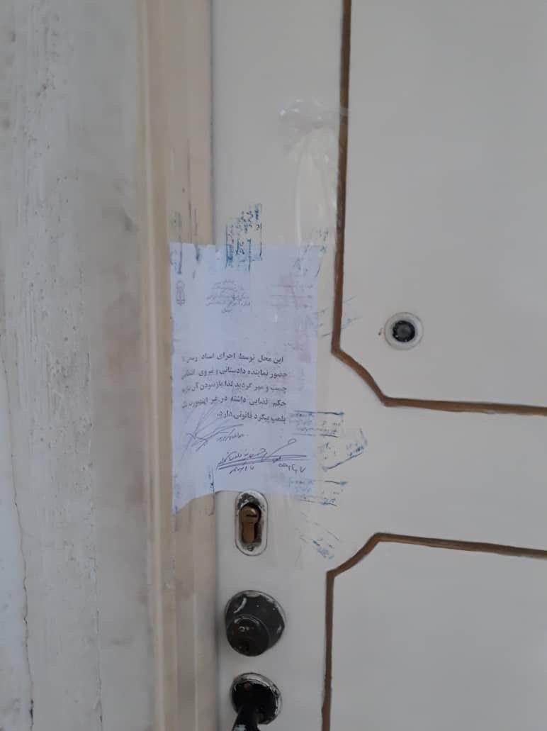 همسر مرحوم داریوش اسدزاده بعد از پلمپ‌شدن خانه‌اش: ۵ روز به من مهلت داده‌اند که اثاثیه‌ام را ببرم