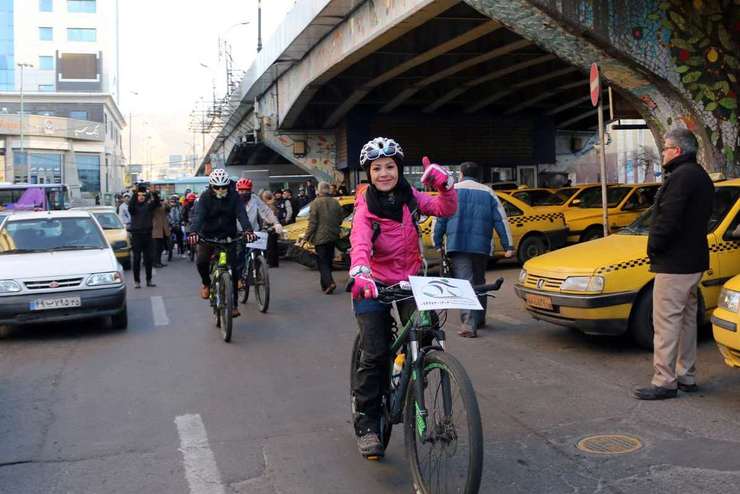 تکذیب ممنوعیت دوچرخه سواری بانوان در مشهد با دستور قضایى