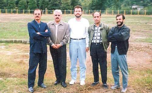 رضا جاودانی (نفر وسط) در کنار هادی عامل