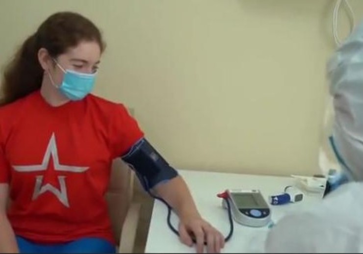 تزریق واکسن کرونای روسیه به دختر پوتین + فیلم