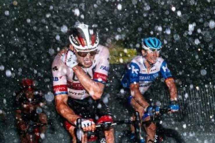 مصدومیت شدید دوچرخه‌سواران اروپایی با بارش بی‌موقع تگرگ+عکس