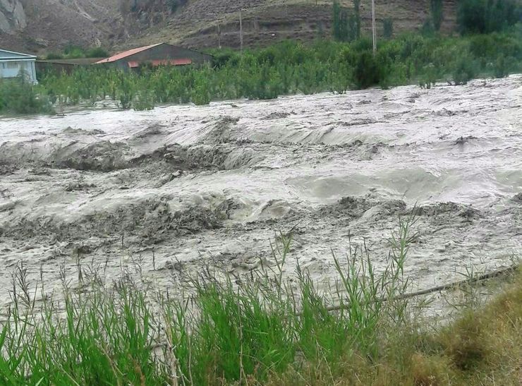 سیلاب یک جاده اصلی و ۹ راه روستایی را در شمال خراسان رضوی مسدود کرد
