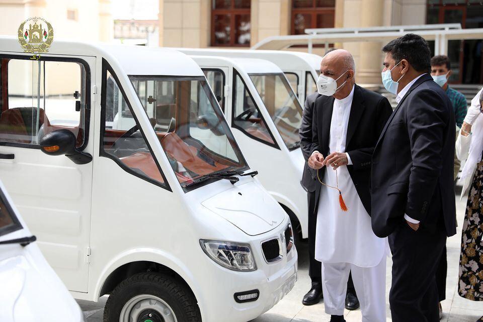 بازدید اشرف غنی از خودروهای ساخت یک شرکت افغانستانی