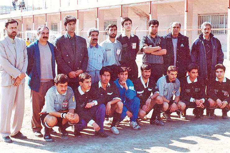 قاب خاطره | گروهی از داوران پیش‌کسوت و جوان فوتبال خراسان در اواسط دهه ۷۰
