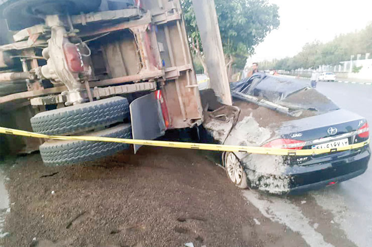 واژگونی کامیون حامل شن بر روی سواری جک در مشهد