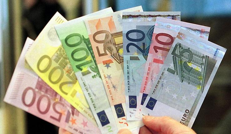 توقف فروش ۲۰۰۰ یورو در سال به هر دارنده کارت ملی