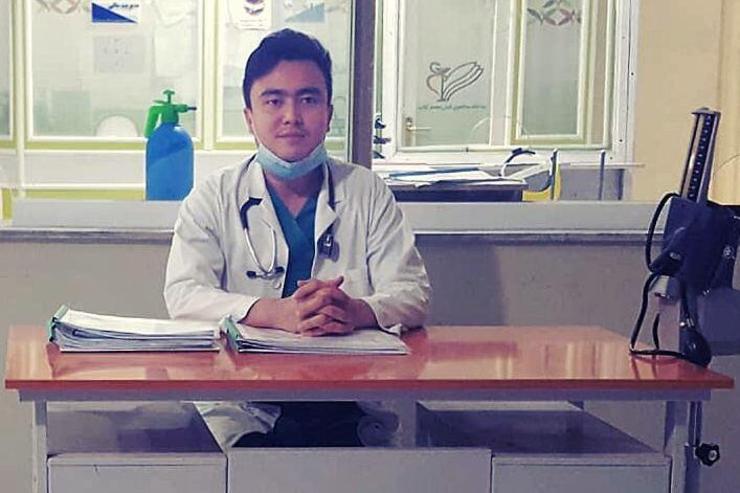 این پزشک افغانستانی بیماران نیازمند حاشیه شهر را رایگان درمان می‌کند