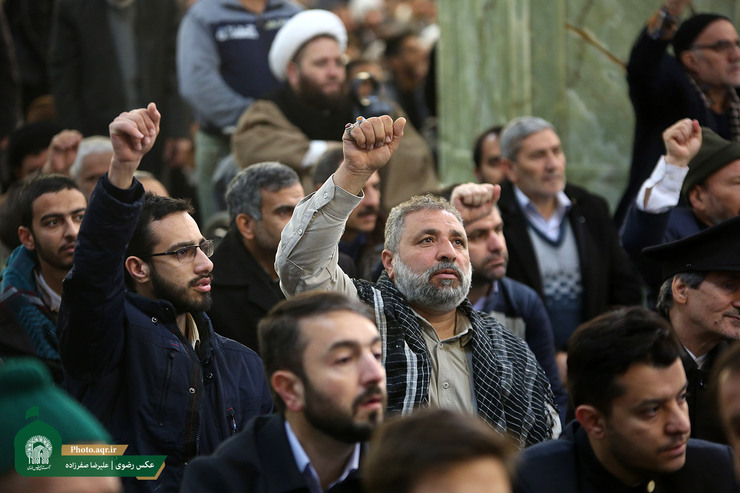 اجتماع مردم مشهد در حرم رضوی، برای محکوم‌کردن اهانت به قرآن کریم