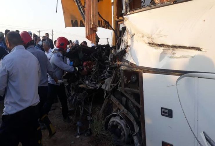 ۳ کشته در تصادف اتوبوس حامل کارکنان شرکت نفت و گاز اروندان با یک دستگاه تریلر+تصاویر