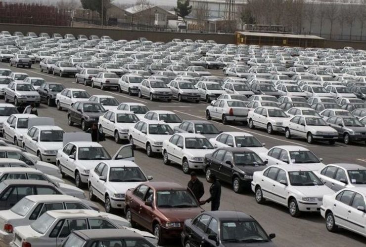 اعتراض متقاضیان خودرو به روند ثبت‌نام و قرعه‌کشی مقابل وزارتخانه