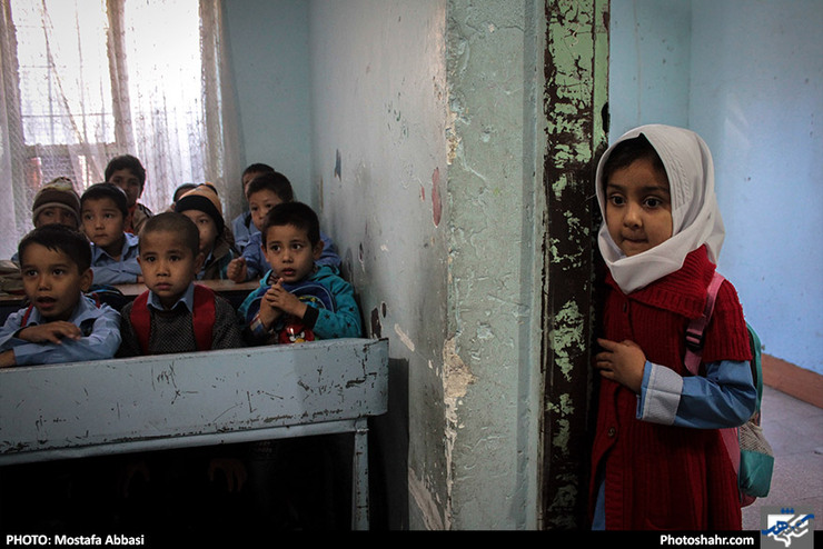 ایران به دانش‌آموزان کم بضاعت مهاجر وسایل کمک آموزشی هدیه می‌دهد