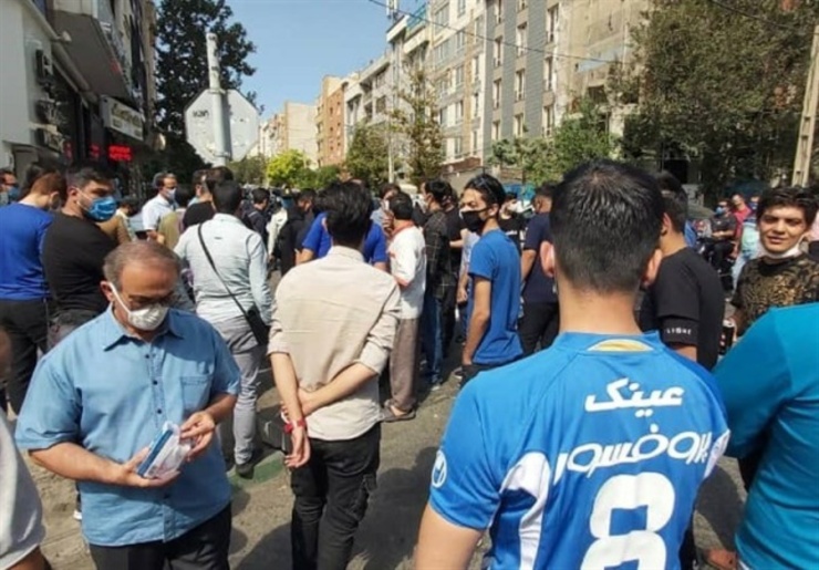 تجمع گسترده هواداران استقلال در مقابل مجلس شورای اسلامی+ عکس
