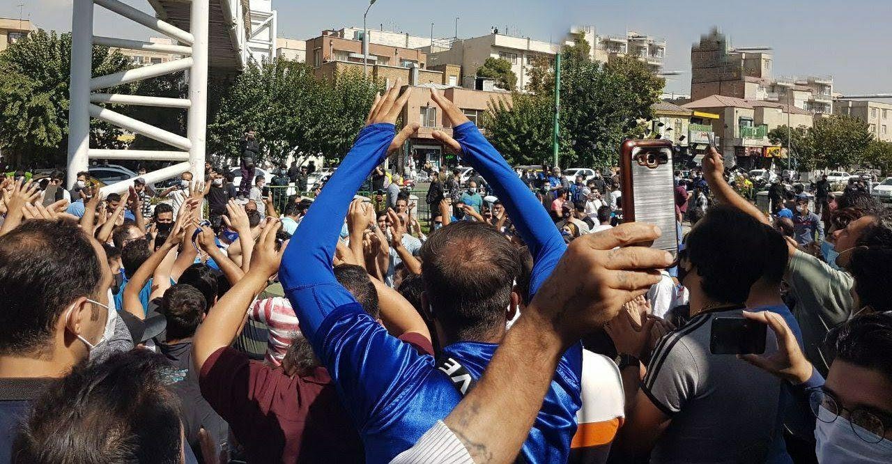 تجمع گسترده هواداران استقلال در مقابل مجلس شورای اسلامی+ عکس