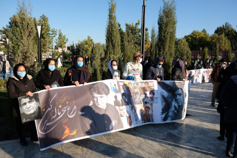 گزارش شهرآرانیوز از حضور مردم در مراسم خاک‌سپاری استاد شجریان
