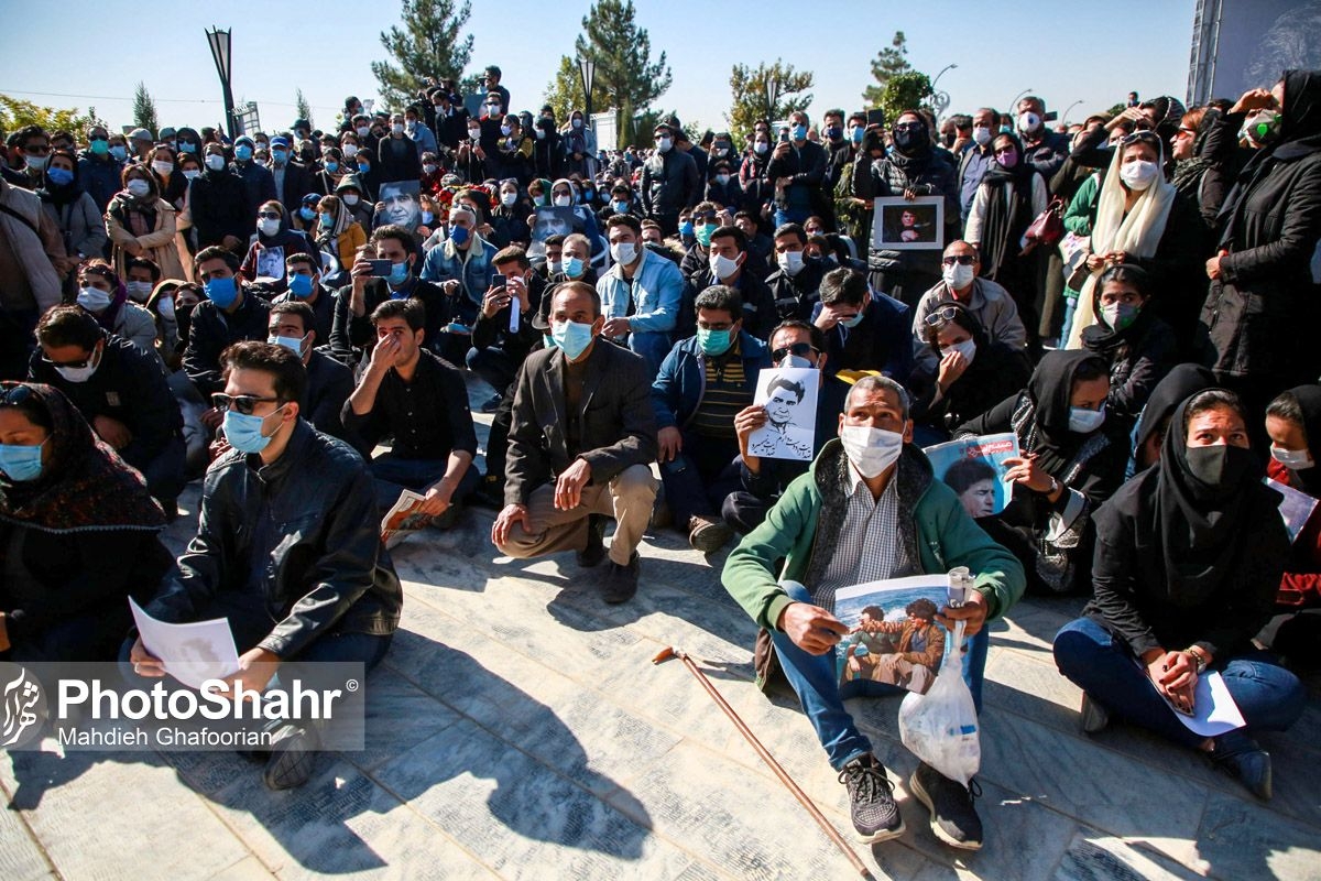 گزارش شهرآرانیوز از حضور مردم در مراسم خاک‌سپاری استاد شجریان