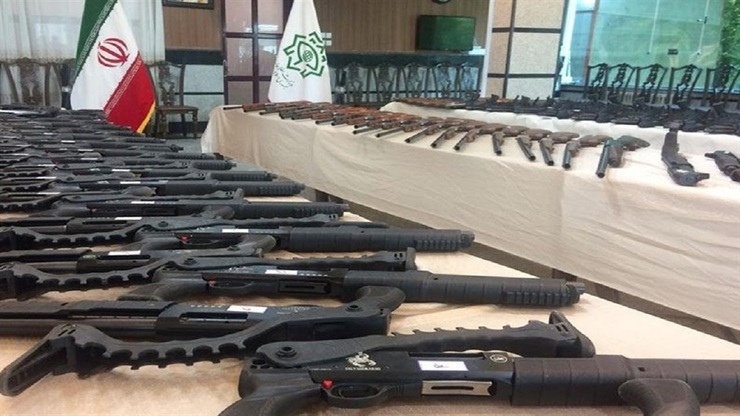 مشاور وزیر اطلاعات: دشمن برای توزیع اسلحه قاچاق بین مردم برنامه ریزی می‌کند