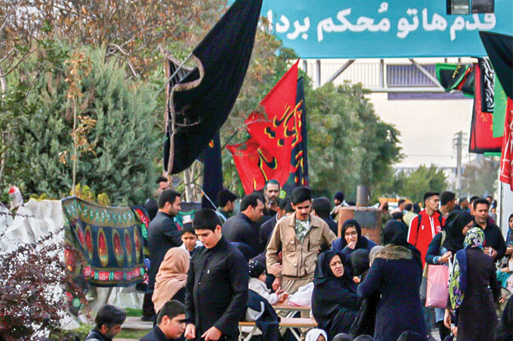 توزیع نذورات موکب‌داران بزرگراه آزادی مشهد در بین نیازمندان