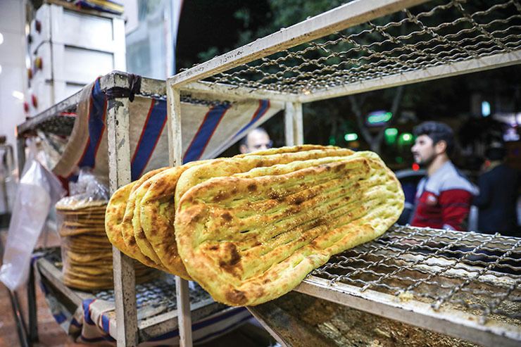 تنور نانوایی‌ها در مشهد همچنان داغ است