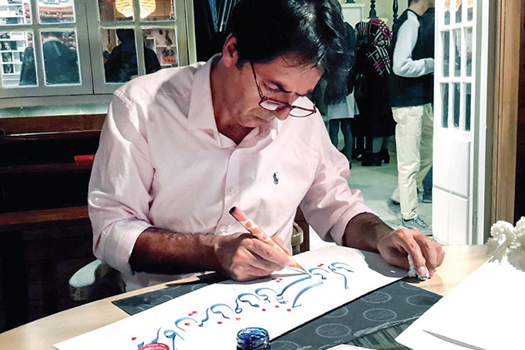 گفتگو با محمد ملک، هنرمند خطاط مشهدی که از بی‌توجهی مسئولان گلایه دارد
