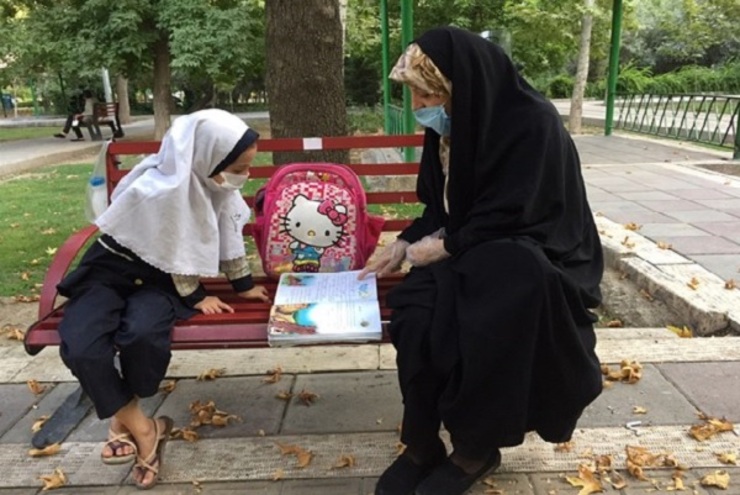 مهر معلم ایرانی به دانش‌آموز افغانستانی که گوشی هوشمند نداشت