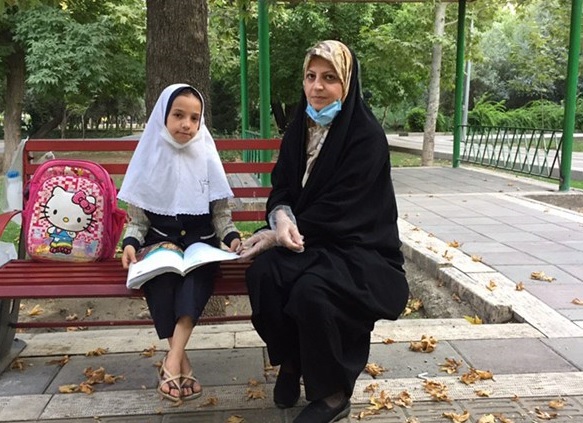 مهر معلم ایرانی به دانش‌آموز افغانستانی که گوشی هوشمند نداشت