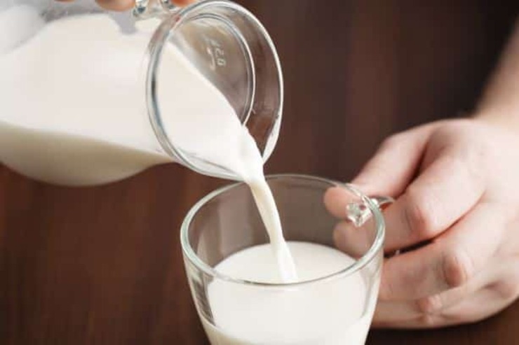 آیا شیر واقعا غذایی مفید، سالم و کامل است؟