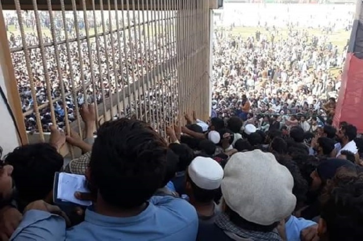 تجمع چند هزار نفری برای گرفتن ویزای پاکستان در ننگرهار | ۱۱ زن کهن‌سال جان باختند