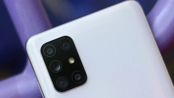 گلکسی A72 اولین گوشی سامسونگ با دوربین پنج گانه به زودی رونمایی می‌شود