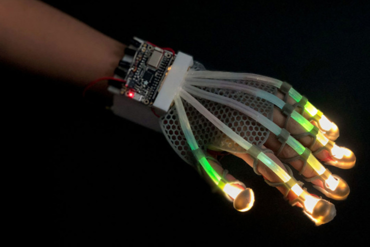 امکان لمس اجسام مجازی با این دستکش+فیلم