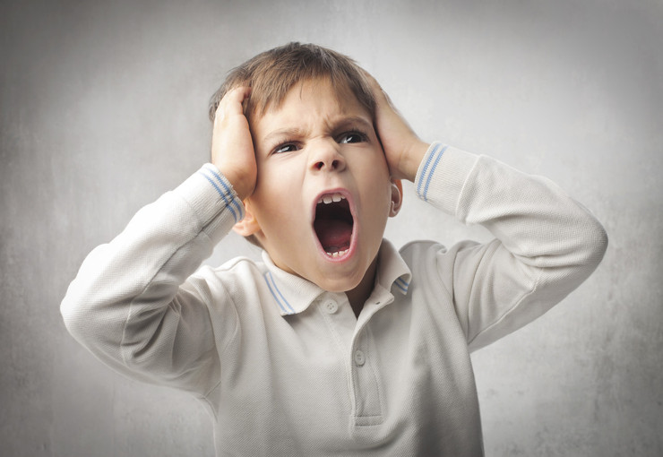 چگونه خشم کودکان را کنترل کنیم؟ | دلایل پرخاشگری کودکان چیست؟