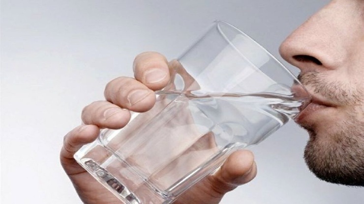 نوشیدن آب کافی به سلامت بدن کمک می‌کند