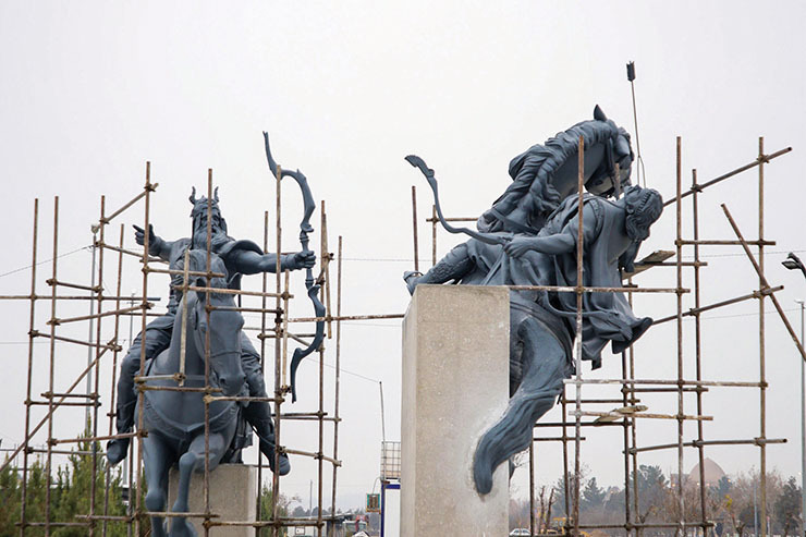 نصب مجسمه‌های «رستم و اسفندیار» با مضمون داستان‌های شاهنامه در توس